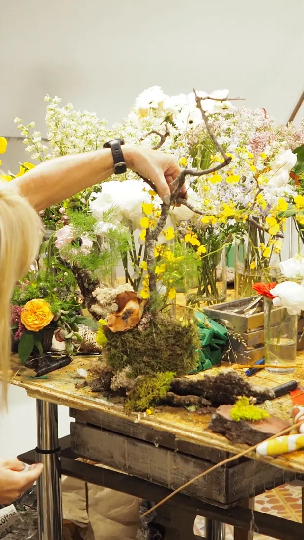 Laboratorio creativo: composición floral en el banco de trabajo